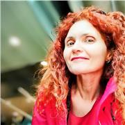 Laureata Graphic Design, anche sono insegnante di arteterapia ed educazione emozionale. La mia madrelingua è spagnolo